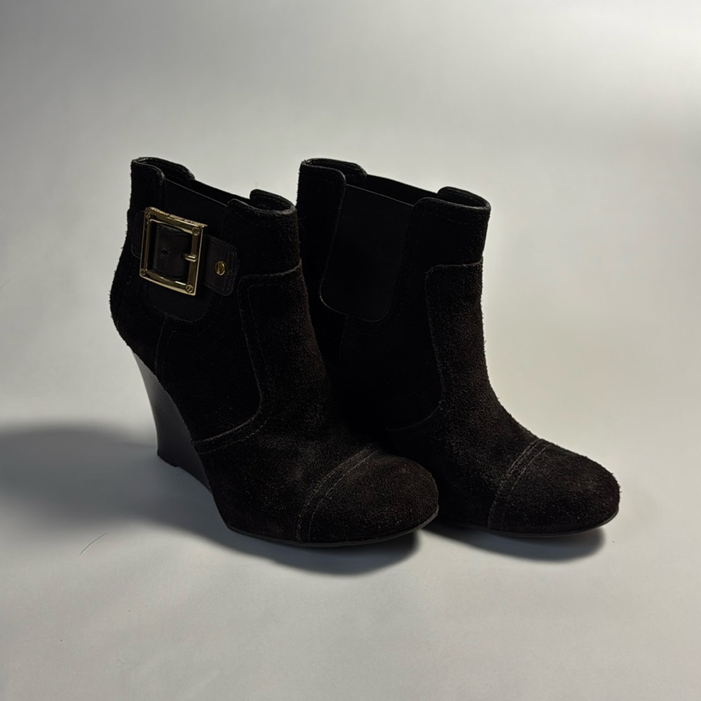 Tory Birch
Brown suave booty 
Wedge
Gold buckle embellishment 

Size 5.5 M